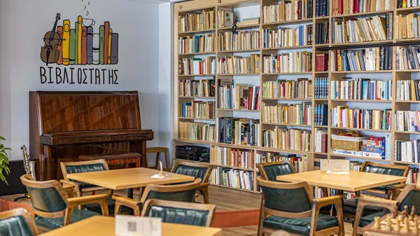 "Βιβλιοστάτης": Η βιβλιοθήκη-καφέ που συνδυάζει κι άλλες απολαύσεις εκτός από την ανάγνωση