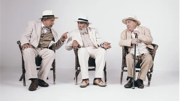 Τρεις "Ήρωες" καταλαμβάνουν το θέατρο Από Μηχανής