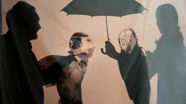 "Στη σκιά του Λούσια": Το μυθιστόρημα του Νίκου Χουλιαρά ζωντανεύει σε μια ιδιαίτερη σύζευξη θεάτρου και θεάτρου σκιών