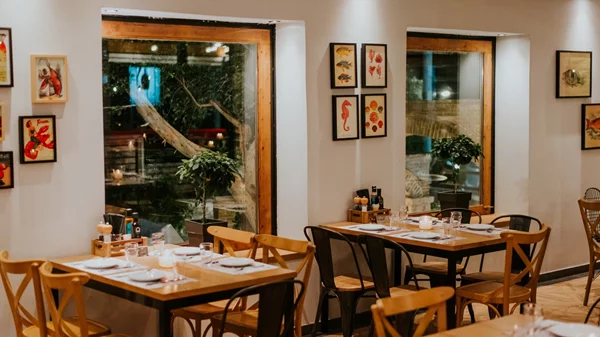 "Ψαράκια & Θαλασσινά" / "Κόλλιας Ψαράκια & Θαλασσινά": Δέκα χρόνια γεύσεις στον αφρό!