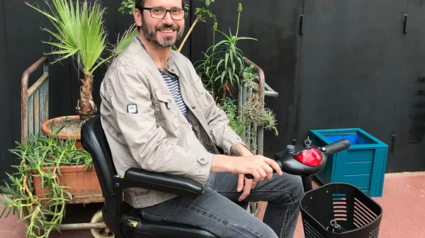 Ο συγγραφέας της "Σιωπηλής λίμνης" Νταβίντ Ντεσόλα στο Επί Κολωνώ