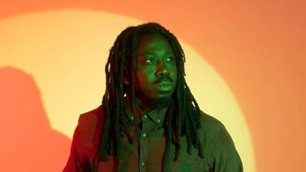 "Βουτιά" στην bass κουλτούρα με τον MC Yinka