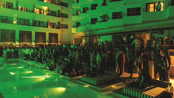 To Ace Hotel & Swim Club Athens κλείνει τη σεζόν με Valeron και Tourist Ath επαναπροσδιορίζοντας τον ορισμό των Golden Hour Events στην Αθηναϊκή Ριβιέρα