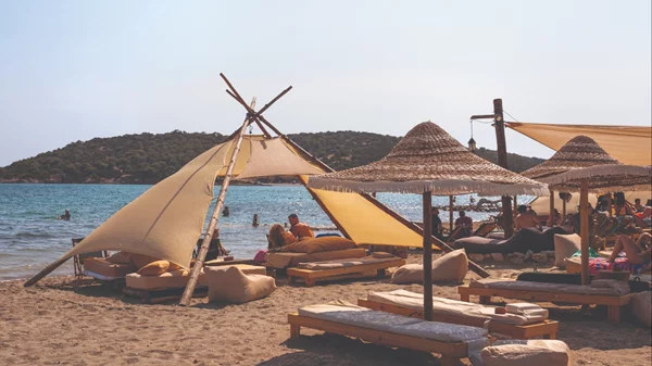 "Castus Beach Bar": All-day απολαύσεις στην παραλία της Αναβύσσου