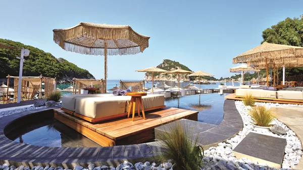 "Akron": All-day απόλαυση πάνω στη θάλασσα