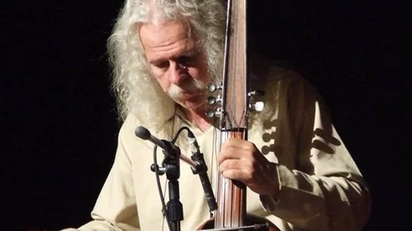 Ο Ross Daly καλεί σε ένα ταξίδι στον κόσμο της σύγχρονης τοπικής μουσικής