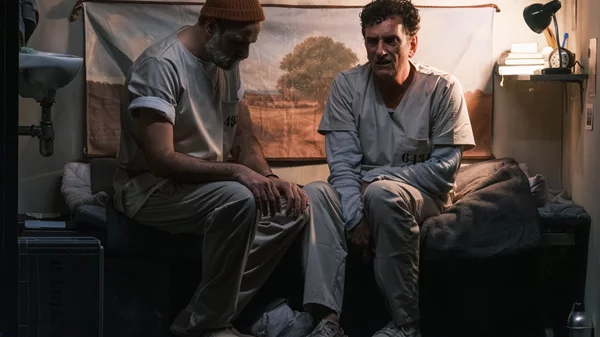 Theatre pick: "Τελευταία έξοδος - Ρίτα Χέιγουορθ", το συναρπαστικό best seller σε μια παράσταση ξεχωριστής ατμόσφαιρας και δυνατών ερμηνειών