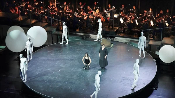 Ενδιαφέρον και όρια μιας πολιτικής (;) "Μαντάμα Μπατερφλάϊ"