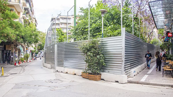 Καλό το θέαμα, αλλά τι μένει μετά τα κομφετί;