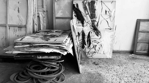 Αφαίρεση και σημειολογία συνομιλούν στην εγκατάσταση "Αναsynθεση" που παρουσιάζει η Γκαλερί 7