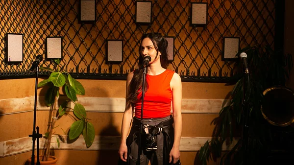 Αφιέρωμα στο θέατρο των Millennials: Η Χρύσα Κολοκούρη και οι "Δε Μιλένιαλς"