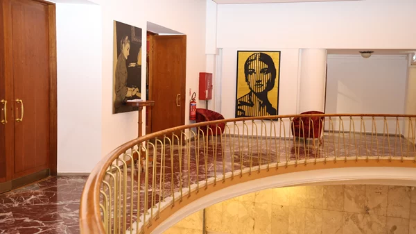 Ένα περίτεχνο πορτρέτο της Μαρίας Κάλλας κοσμεί το Ολύμπια Δημοτικό Μουσικό Θέατρο