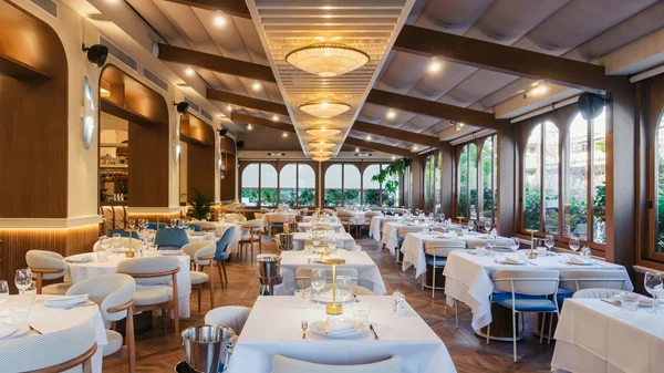 Psarlou: Εκλεκτή ψαροφαγία σε festive κλίμα