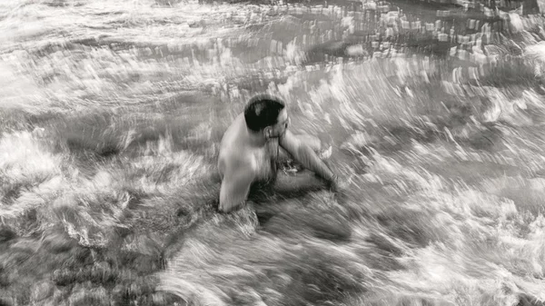 "Ψυχο-γραφίες": Η Αντιγόνη Σολομωνίδου- Δρουσιώτου φωτογραφίζει εν κινήσει τα ακίνητα σώματα των μοντέλων της