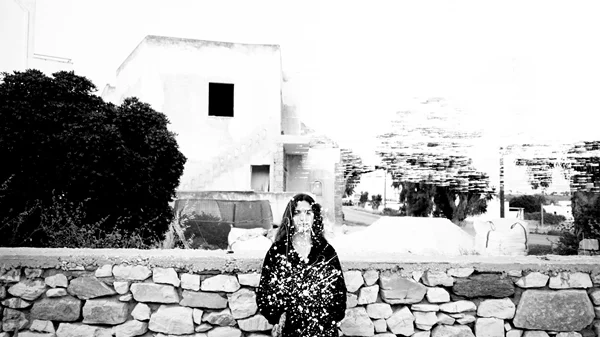 "Οι πέτρες καίνε τον Ιούλιο και μαζί καίνε και τα μάτια μου": Η έκθεση σύγχρονης τέχνης στη Μάρπησσα διερευνά ποιών τις ιστορίες λέμε και ακούμε