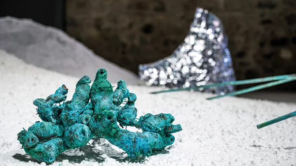 "Primary Tide": Ένα ταξίδι στην πολυδιάστατη τέχνη με την υπογραφή της Στεφανίας Στρούζα