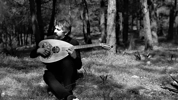 Μια μουσική γιορτή στο "Piraeus Club Academy" με τον Γιώργη Μανωλάκη