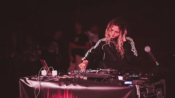 Για την DJ Pitsouni δεν υπάρχει ωραιότερο κοπλιμέντο από το "έχεις ωραία αισθητική"