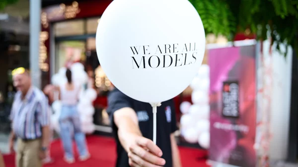 We Are All Models: Η νέα beauty εμπειρία της DUST+CREAM