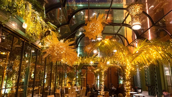 "Snob": Γιορτινή έξοδος στην πιο όμορφη αυλή του κέντρου