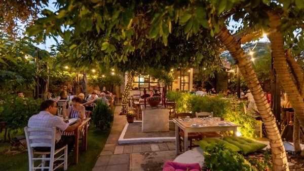 Στη "Δούκισσα" στο Χαλάνδρι το φαγητό έχει τη θέρμη της παρέας και τη γεύση της νοσταλγίας