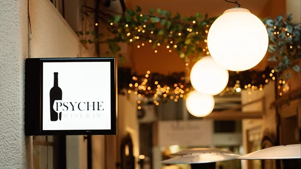 Το "Psyche Wine Bar" κλείνει ένα χρόνο και το γιορτάζει