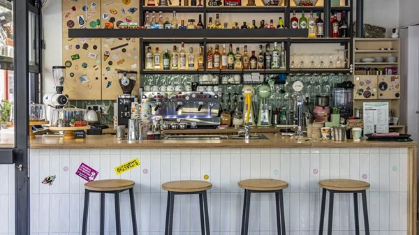 Του Βοτανικού τα στέκια: 4 μεζεδοπωλεία και 1 ολοκαίνουργιο all day στην πιο cool πιάτσα