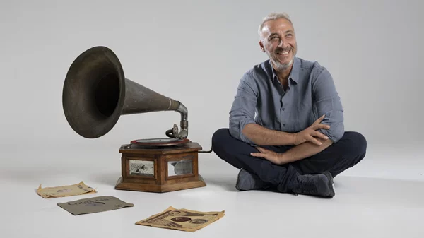 Μίνως Μάτσας: "Παίρνω τους βέβηλους ρυθμούς του Μάρκου, τις θεϊκές μελωδίες του Τσιτσάνη και τα βάζω στο δικό μου μουσικό σύμπαν"