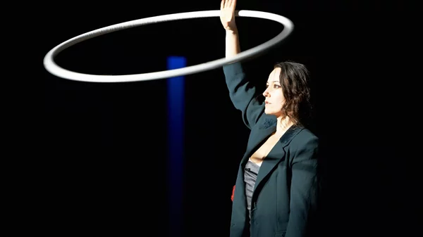 Χριστίνα Σουγιουλτζή: "Στην εποχή μας, έχουμε πάρει αποστάσεις ασφαλείας από το τελετουργικό του πένθους"