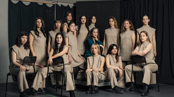 Οι CHÓRES ταξιδεύουν στο παρελθόν μέσα από τους μουσικούς τόπους