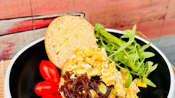 "Tiki Bar": Όταν το brunch συνάντησε την πολυνησιακή κουλτούρα