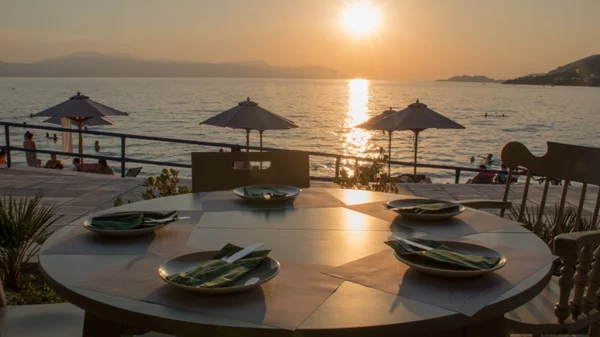 Tο "Pepe Rosso" στο Λουτράκι φέρνει την Ιταλία στο τραπέζι μας με την ομορφότερη θέα στον Κορινθιακό