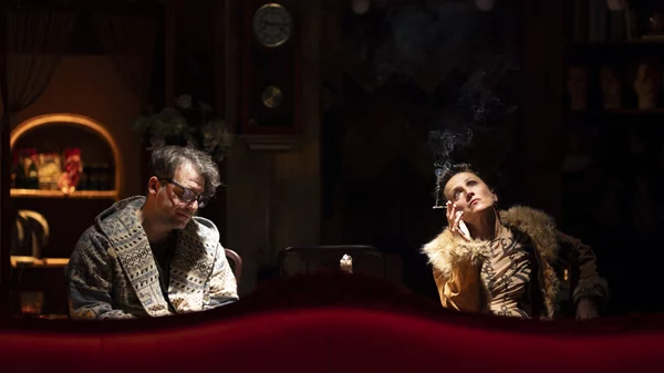 Δύο παραστάσεις που καθηλώνουν μέσα από την αφηγηματική και οπτική τους δύναμη παίζονται στο θέατρο Δίπυλον