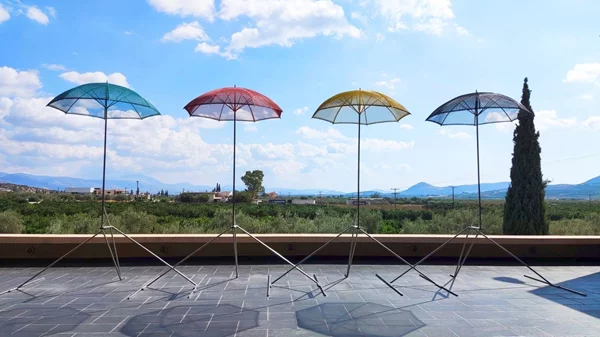 "Τέσσερις Εποχές": Οι εμβληματικές ομπρέλες του Γιώργου Ζογγολόπουλου στο Κτήμα Σκούρα