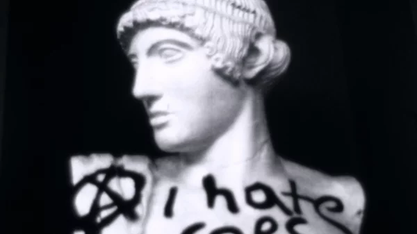 Για την Κατερίνα Κομιανού η φτωχή, αναλογική καταγραφή των ιστορικά φορτισμένων χώρων της πόλης είναι αντίσταση