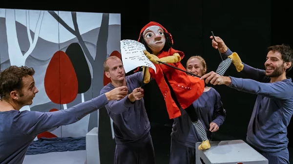 Η "Κοκκινοσκουφίτσα" της Έλενας Μαυρίδου επιστρέφει στο Ιντεάλ