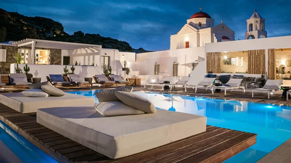 Το "Amyth Super Paradise" υποδέχεται τους πρώτους του επισκέπτες για τη φετινή τουριστική σεζόν