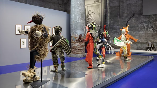 H 59η Μπιενάλε Βενετίας προσπαθεί να απαντήσει στα μετα-ανθρώπινα σημερινά ερωτήματα κοιτώντας προς το παρελθόν