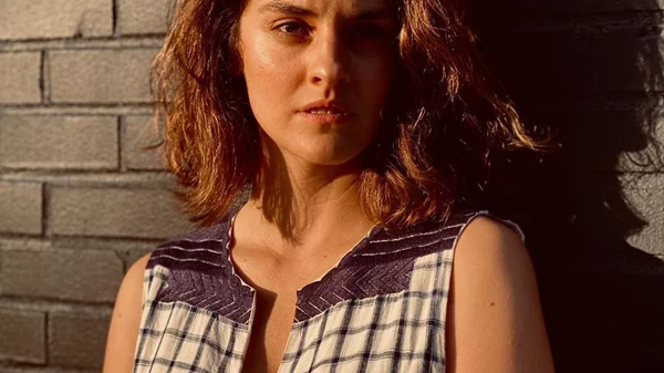 Η Νοεμί Μερλάν βγαίνει "στο μπαλκόνι" για τα γυναικεία δικαιώματα