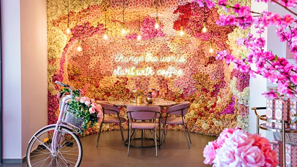 "Pink Dot Café": Αυτό το Πάσχα το πιο πιο instagrammable μαγαζί της Θεσσαλονίκης είναι και πάλι viral!