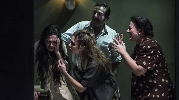 "Ο Γάμος": Συνεχίζεται με επιτυχία η συνταρακτική παράσταση που σκηνοθετεί η Ελένη Σκότη για την έμφυλη βία