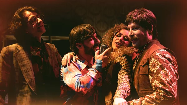 Τα 70s, η σεξουαλική απελευθέρωση και η ντίσκο σε μια φρενήρη υβριδική μαύρη κωμωδία στο Rabbithole