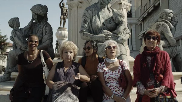 "Καθαρές Πόλεις": Το ντοκιμαντέρ του επιτυχημένου θεατρικού της Στέγης ρίχνει φως στις ζωές μεταναστριών