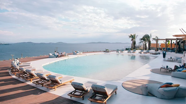 Η εμπειρία "Pacha" επιστρέφει εμπλουτισμένη στη Μύκονο