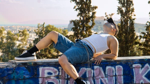 Dolly Vara: "Σκοπός είναι να διασκεδάσουμε με το τραύμα μας"