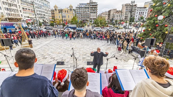 Οι γειτονιές του Πειραιά γιορτάζουν τα Χριστούγεννα με πλήθος εορταστικών εκδηλώσεων