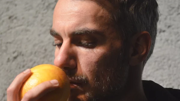 Το δυστοπικό έργο "Η αιμολήπτρια" έρχεται στο "Μικρό άνεσις"