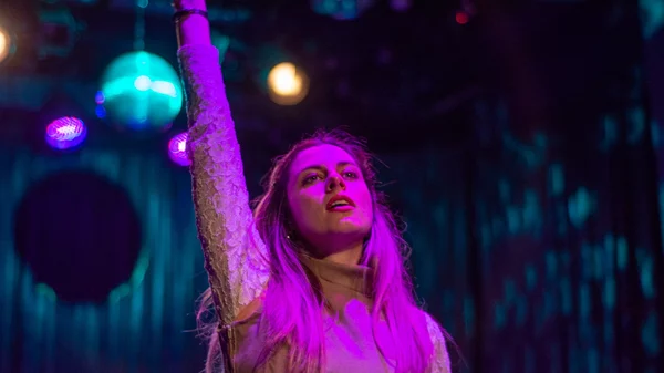 Η παράσταση "Νύχτες" βασισμένη στο έργο του Ντοστογιέφσκι για δύο ακόμα παραστάσεις στο Studio Μαυρομιχάλη