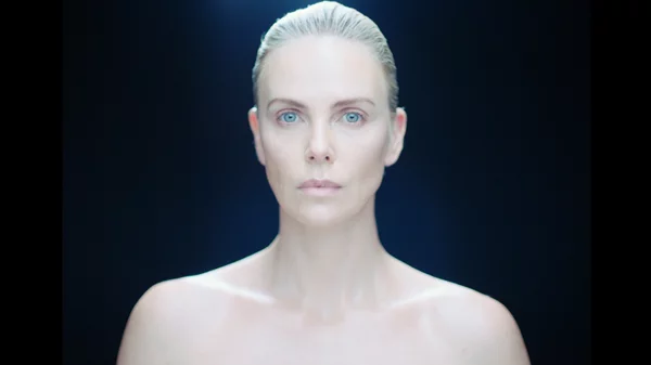 "GENER8ION": Σέρφερ, αντάρτες και η Σαρλίζ Θερόν στο πρότζεκτ των Romain Gavras και Surkin