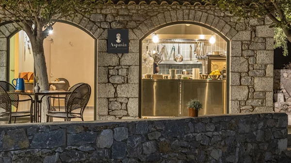 Κάναμε ποδαρικό στο "Aspasia" της Σταυριανής Ζερβακάκου στη Μάνη